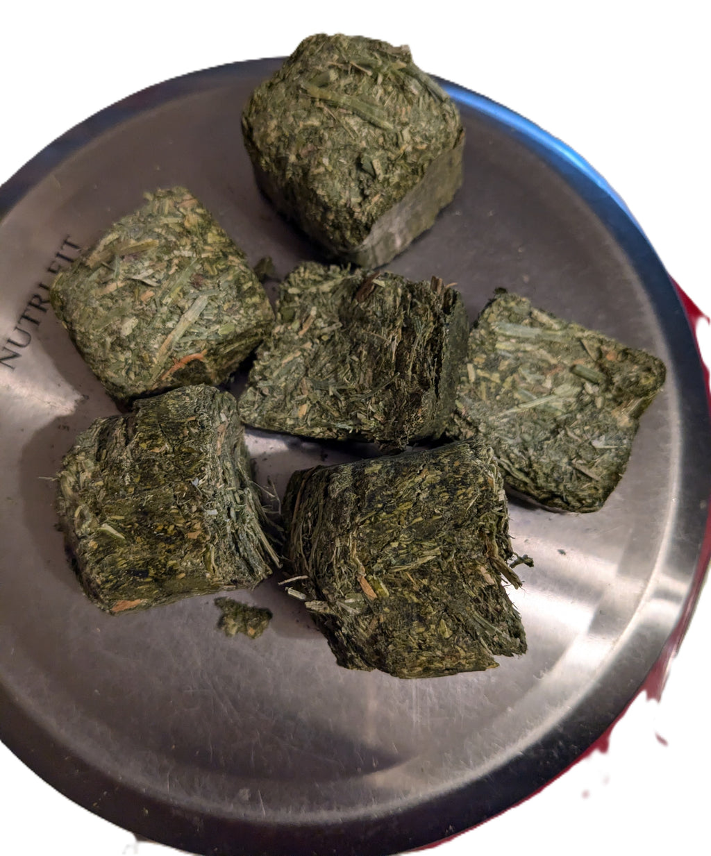 4oz alfalfa cubes.jpg